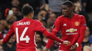 Jesse Lingard y Paul Pogba