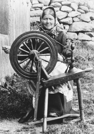 Kirsty MacQueen demonstrating spinning for tourists