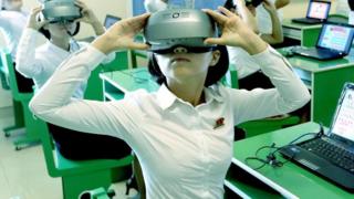Crianças usando óculos de realidade virtual