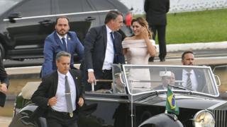 Carlos, Jair e Michelle Bolsonaro durante a posse presidencial