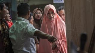 Pemilih mendapat instruksi dari petugas sebelum memilih di TPS di Jakarta, 15 Februari 2017.