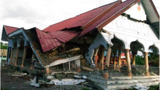 インドネシアの気象庁は今回の地震による津波の心配はないと述べた