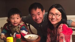 Сиюэ Ван (в центре) с женой и сыном (файл изображения)