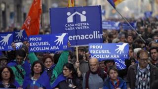 Barcelona Protest To Support Refugees Draws Thousands - BBC News