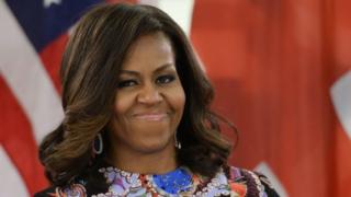 Michelle Obama ayaa saddex jeer oo hore waxa ay kaalinta labaad u gashay Hillary Clinton