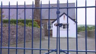 ysgol ar gau