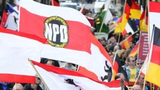 移民反対デモに参加するNPD
