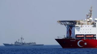 فرقاطة حربية تركية ترافق سفينة حفر وتنقيب في شرقي المتوسط