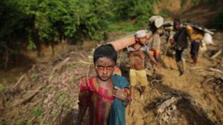 Мусульмане рохингья, бежавшие от продолжающихся военных операций в штате Мьянма Ракхайн, идут в направлении Бангладеш