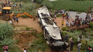 டெல்லி - ஆக்ரா சாலையில் பேருந்து விபத்து