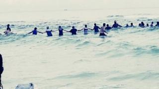 Foto de la cadena humana que salvó a los bañistas