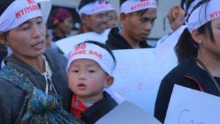 မြစ်ဆုံစီမံကိန်းရပ်ဖို့ မြစ်ကြီးနာမြို့က ဆန္ဒပြမြင်ကွင်း