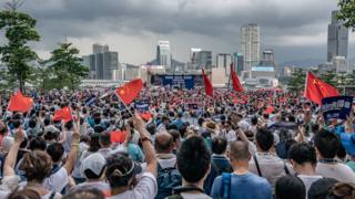 Pengunjuk rasa pro-China