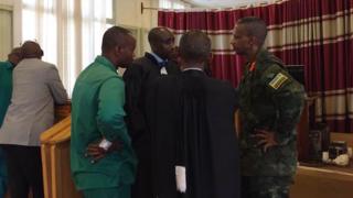 Col Byabagamba (iburyo) na François Kabayiza(ufite igipfuko ku kaboko)