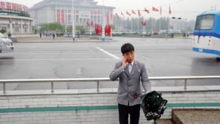 Мужчина на улице в Пхеньяне, Северная Корея, 6 мая 2016 года