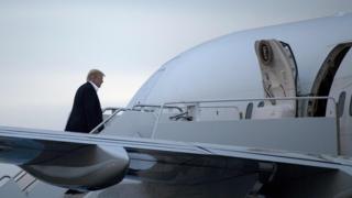 Президент США Дональд Трамп садится в Air Force One в аэропорту Морристауна 7 мая 2017 года в Морристауне, штат Нью-Джерси.