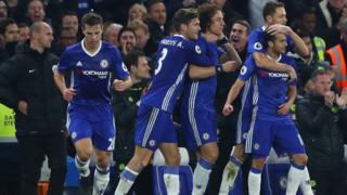 Pedro của Chelsea ghi bàn đầu tiên cho Chelsea trong trận gặp Tottenham Hotspur hôm 26/11