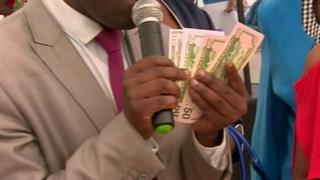 Les zimbabwéens peuvent offrir leurs cadeaux de mariage en payant avec leur carte de crédit