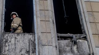Пожарный в окне сгоревшего ТЦ "Зимняя вишня" в Кемерове