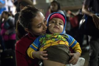 Migrant caravan: Hundreds of Hondurans set off on new trek - BBC News