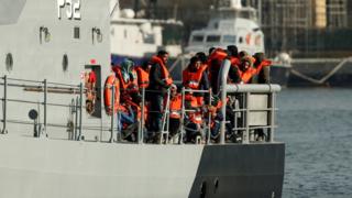 مجموعة من المهاجرين على قارب إنقاذ