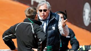 Nastase discutiendo con un oficial del partido.