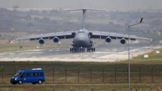 İncirlik Üssü'ne inen bir Amerikan uçağı