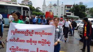 မြို့တော်ခန်းမရှေ့မှာ ဆန္ဒထုတ်ဖော်ခဲ့တဲ့ အလုပ်သမားသမဂ္ဂအသီးသီးက အလုပ်သမားတွေ