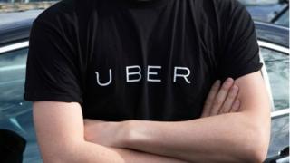 Un hombre con una camiseta de Uber