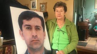 Lilia con una foto de su hijo