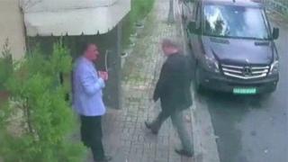 Picha inayomuonyesha Mwandishi Jamal Khashoggi akiingia majengo ya ubalozi wa Saudia nchini Uturuk