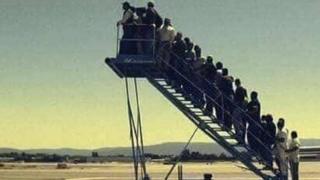 Meme wey pipo dey stand for staircase