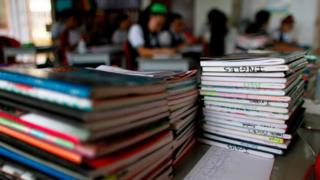 Cuadernos de inglés en un salón de clase.