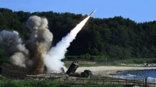 美韓連續兩天軍演,模擬對朝鮮發射導彈,展現軍事威力。美國呼籲全球行動,對朝鮮施加壓力,真正解決朝鮮問題。