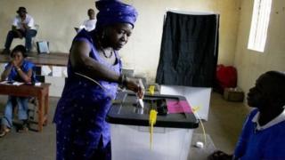 Wata mata na kada kuri'a a zaben Saliyo