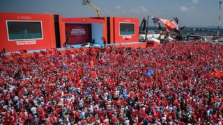 Yenikapı meydanında kalabalık kurulan kürsü önünde toplanmış.
