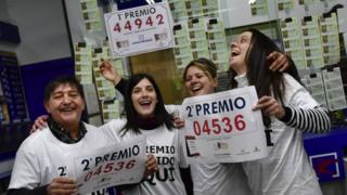 Традиционно на время розыгрыша лотереи вся страна замирает и смотрит за процедурой по телевидению
