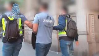 Испанские полицейские конвоируют Петра Левашова (11 апреля 2017 года)