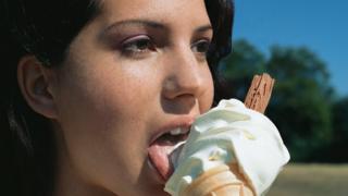 женщина лижет мороженое