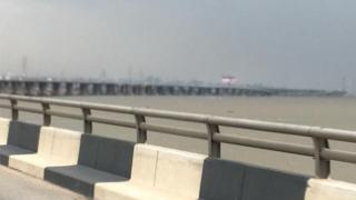 Na 1990 federal goment open di Third Mainland bridge wey dem build from 1986. And na di longest bridge for di whole of Nigeria.