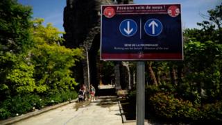 Park Pairi Daiza sosyal mesafeden uyarı işareti