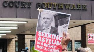 Un manifestant avec une affiche à l'extérieur du tribunal de Southwark qui a jugé le cas du fondateur de WikiLeaks, Julian Assange.