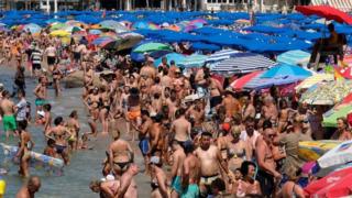 Ljudi pokušavaju da se rashlade tokom toplotnog talasa na jugoistoku Evrope, u gradu Benidorm