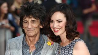 ロニー・ウッドさんと妻のサリーさん