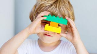 niño jugando con Lego