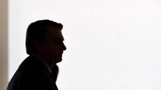 Contorno de Bolsonaro de perfil