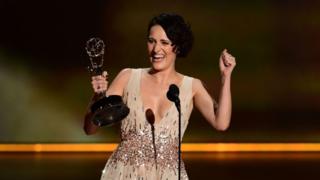 Phoebe Waller-Bridge protagoniza "Fleabag" y ganó dos Emmy como Mejor guionista de una serie de comedia y Mejor actriz protagonista de una serie de comedia.