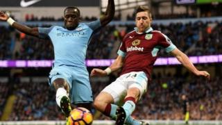 Kocin Burnley na ganin kamat ya yi ma a ba wa Sagna katin kora