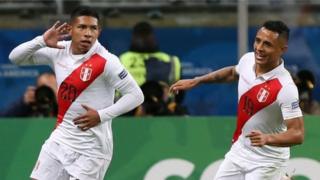 Edison Flores festeja su gol