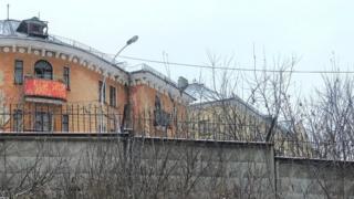 Новоуральск окружен бетонным забором с колючей проволокой
